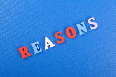 Mavi arkaplan ile ilgili nedenler. Renkli alfabe blok tahta harflerden oluşmuş. Reklam metinleri için kopyalama alanı. İngilizce öğrenme kavramı