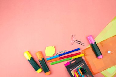 Okula dönelim. Somon rengi bir masada kırtasiye malzemesi. Fotokopi alanı olan ofis masası. Düz yatıyordu
