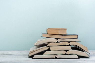 Açık kitap, ahşap masa üzerinde renkli ciltli kitap. Okula dönüş. Metin için yer kopyalayın. Eğitim iş kavramı