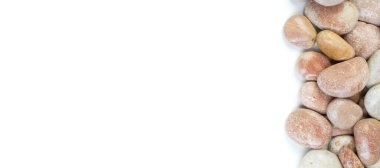 Küçük deniz taşları, beyaza izole edilmiş. Kopyalama alanı olan üst görünüm. Pankart