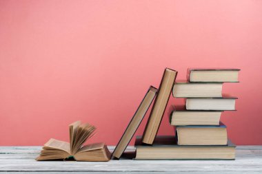 Renkli kitap yığını. Eğitim arka plan. Okula dönüş. Kitap, ahşap masa üzerinde renkli ciltli kitap. Eğitim iş kavramı. Metin için yer kopyalayın