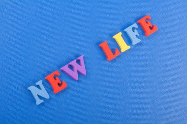 Mavi arkaplan ile ilgili kelime renkli alfabe bloğu tahta harflerden oluşmuş, reklam metinleri için kopyalama alanı. İngilizce öğrenme kavramı