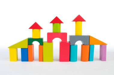 Beyaz arka planda çocuk inşaatçılarının binaları. Çocuğun gelişimi için..