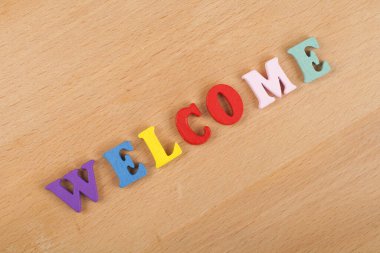 Ahşap arkaplan ile ilgili kelime renkli alfabe bloğu tahta harflerden oluşmuş, reklam metinleri için kopyalama alanı. İngilizce öğrenme kavramı