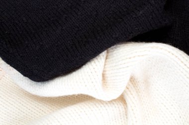 Yünlü yün kazaklar. Bir demet örülmüş kış, sonbahar giysileri, kazaklar, örgü giysileri, metin için yer.