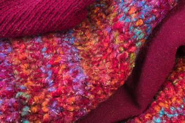 Yünlü yün kazaklar. Bir demet örülmüş kış, sonbahar giysileri, kazaklar, örgü giysileri, metin için yer.