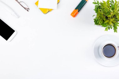 Beyaz ofis masa masası, bilgisayar, kalem ve bir fincan kahve, bir sürü şey. Kopya alanı ile üst görünüm