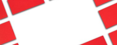 Beyaz desenli kağıt arkaplanda sıra sıra dizilmiş yatay kırmızı kartvizitlerin maketi. Pankart