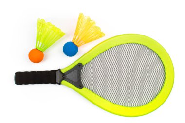 Raketler, beyaz arka planda çocukların badmintonu için servis horozları. Spor ve açık hava aktiviteleri kavramı