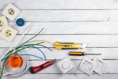 Ahşap arka planda dekorasyon ve yenileme için profesyonel onarım araçları. Üst görünüm