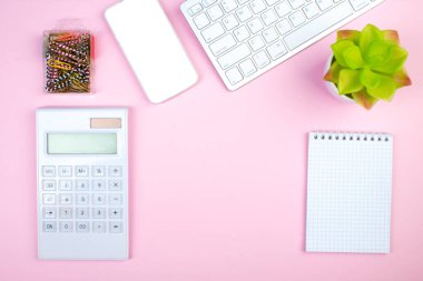 Bilgisayarlı pembe ofis masası, kalem ve bir fincan kahve, bir sürü şey. Kopyalama alanı olan üst görünüm