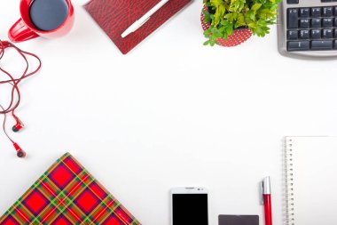Beyaz ofis masa masası, bilgisayar, kalem ve bir fincan kahve, bir sürü şey. Kopya alanı ile üst görünüm