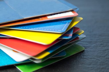 Siyah arka plan üzerinde banka kartları yığını