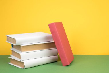 Kitap istifleme. Ahşap masa ve yeşil arka plan açık ciltli kitap. Okula dönüş. Kopya alanı reklam metni için