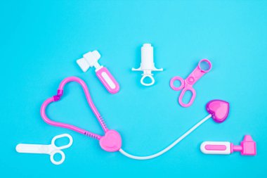 Çocuk tıbbi aletleri. Çocuk doktoru konsepti. Pediyatri. Mavi arka planda oyuncak tıbbi cihazlar. Meslek seçimi. Aşı ol.