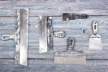 dekorasyon ve inşaat için profesyonel onarım araçları, arka planda duvar