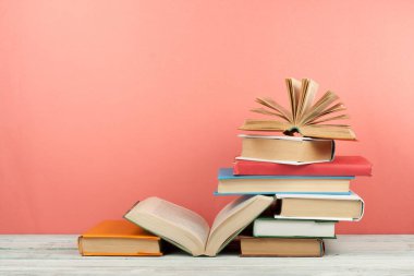 Açık kitap, ahşap masa üzerinde renkli ciltli kitap. Okula dönüş. Metin için yer kopyalayın. Eğitim iş kavramı