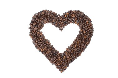 Beyaz arka planda izole edilmiş kahve çekirdeklerinden yapılmış yaratıcı kavramsal kalp fotoğrafı.