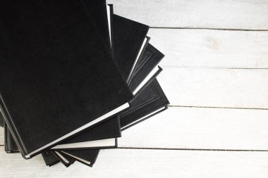 Ahşap güverte masası ve kara tahta arka planı üzerine açık bir kitap. Okula geri dön. Reklam metnin için kopyalama alanı olan eğitim kavramı