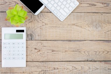 Bilgisayarlı ahşap ofis masası, kalem ve bir fincan kahve, bir sürü şey. Kopyalama alanı olan üst görünüm