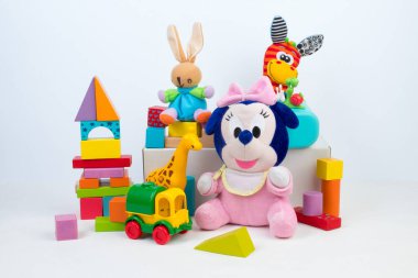 Beyaz arkaplanda renkli oyuncaklar koleksiyonu