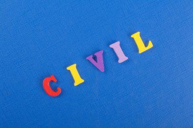 Mavi arkaplan üzerine CIVIL kelimesi renkli alfabe bloğu tahta harflerinden oluşmuş, reklam metinleri için kopyalama alanı. İngilizce öğrenme kavramı
