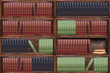 Kitaplıklar kütüphanede raflarda. Karanlık ahşap kitaplık