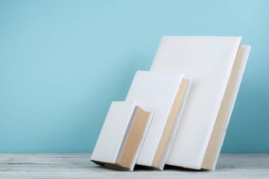 Açık kitap, ahşap masa üzerinde renkli ciltli kitap. Okula dönüş. Metin için yer kopyalayın. Eğitim iş kavramı