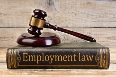 Hukuk kavramı - mavi zemin üzerine mahkeme veya Hukuk İcra ofiste tabloda bir ahşap hakimler tokmak ile açık kanun kitabı. Metin için yer kopyalayın