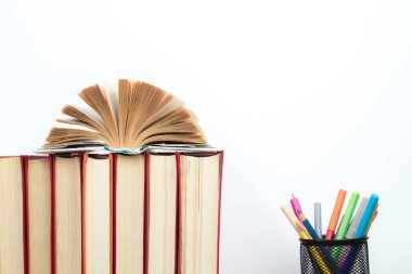 Kapaklı kitap kompozisyonu, sayfaları yelpaze, beyaz arka planda izole. Okula dönelim. Uzayı kopyala Eğitim geçmişi