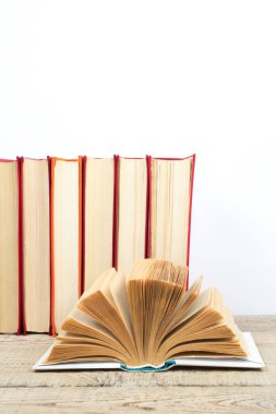 Kapaklı kitap kompozisyonu, sayfaları yelpaze, beyaz arka planda izole. Okula dönelim. Uzayı kopyala Eğitim geçmişi