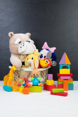 Tahtanın arka planında renkli oyuncaklar koleksiyonu