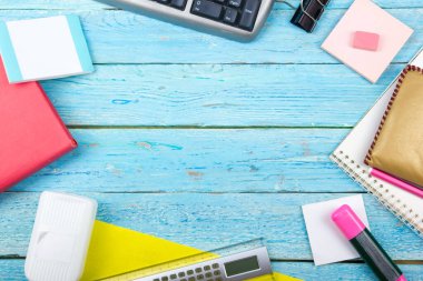 Bilgisayarlı mavi ofis masası, kalem ve bir fincan kahve, bir sürü şey. Kopyalama alanı olan üst görünüm