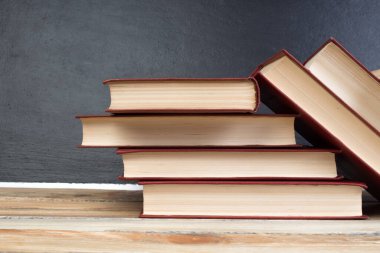Açık bir kitap, okul yönetim kurulundaki kitaplar. Okula dönelim. Eğitim. Metin için alanı kopyala