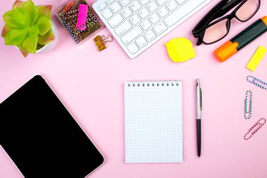 Bilgisayarlı pembe ofis masası, kalem ve bir fincan kahve, bir sürü şey. Kopyalama alanı olan üst görünüm