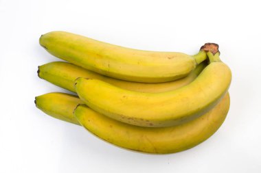 Beyaz arka planda bir avuç olgunlaşmamış, yeşil muz.