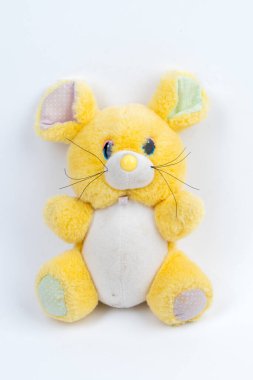 Beyaz arka planda Pluche oyuncak fare
