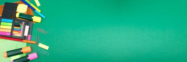 Okula dönelim. Yeşil masadaki kırtasiye malzemesi. Fotokopi alanı olan ofis masası. Düz yatıyordu. Pankart tasarımı