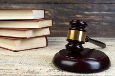 Hukuk konsepti-bir ahşap yargıçlar ile açık hukuk kitabı bir mahkeme salonunda veya ahşap arka planda kolluk ofisinde masada tokmak. Metin için boşluk Kopyala