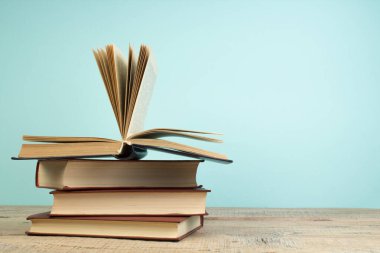 ahşap bir masa üzerinde açık kitap. Okula geri dön. Eğitim iş kavramı