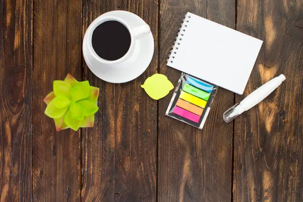 Bilgisayarlı ahşap ofis masası, kalem ve bir fincan kahve, bir sürü şey. Kopyalama alanı olan üst görünüm
