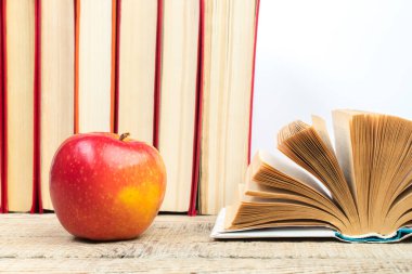 Kapaklı kitap kompozisyonu, sayfaları yelpaze, beyaz arka planda izole. Okula dönelim. Uzayı kopyala Eğitim geçmişi