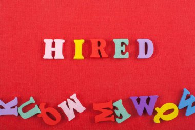 Kırmızı arkaplan ile ilgili kelimeler renkli alfabe bloğu tahta harflerden oluşmuş, reklam metinleri için kopyalama alanı. İngilizce öğrenme kavramı