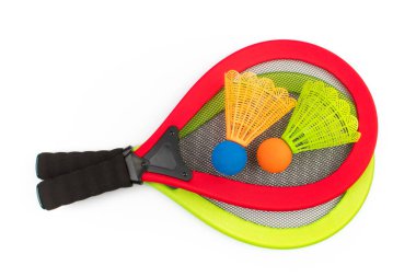 Raketler, beyaz arka planda çocukların badmintonu için servis horozları. Spor ve açık hava aktiviteleri kavramı