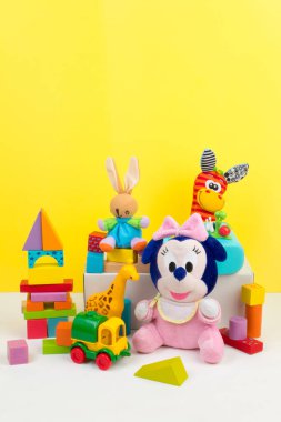 Sarı arkaplanda renkli oyuncaklar koleksiyonu