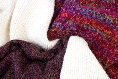 Yünlü yün kazaklar. Bir demet örülmüş kış, sonbahar giysileri, kazaklar, örgü giysileri, metin için yer.