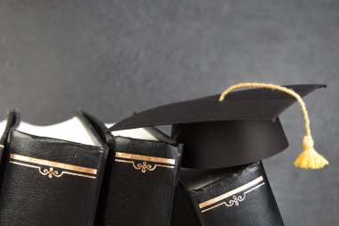 Hukuk kavramı - mavi zemin üzerine mahkeme veya Hukuk İcra ofiste tabloda bir ahşap hakimler tokmak ile açık kanun kitabı. Metin için yer kopyalayın