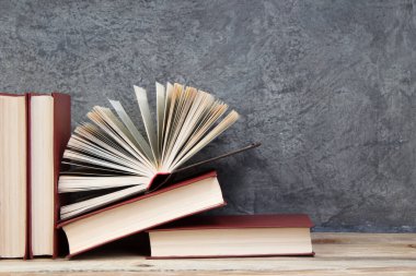 Açık kitap, gri beton arka plan kitapları. Okula dönelim. Eğitim. Metin için alanı kopyala