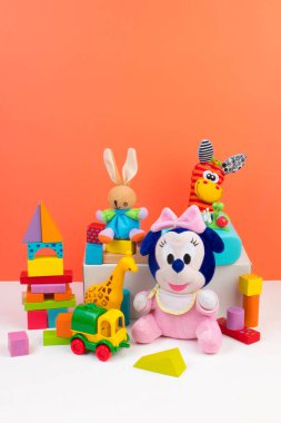 Turuncu arka planda renkli oyuncaklar koleksiyonu