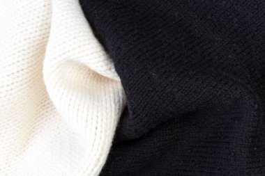 Yünlü yün kazaklar. Bir demet örülmüş kış, sonbahar giysileri, kazaklar, örgü giysileri, metin için yer.